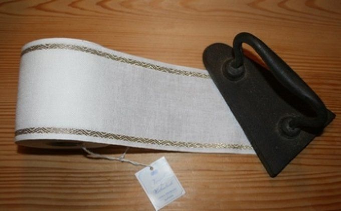 Bande à broder Vaupel 10 cm blanc cassé bordure dorée par 50 cm