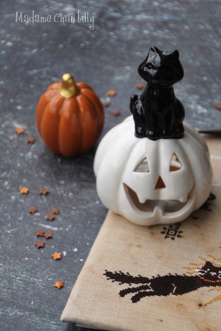 Mme Chantilly Halloween Flight