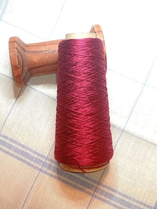 Cône fil mouliné DMC coloris 498 100grammes 