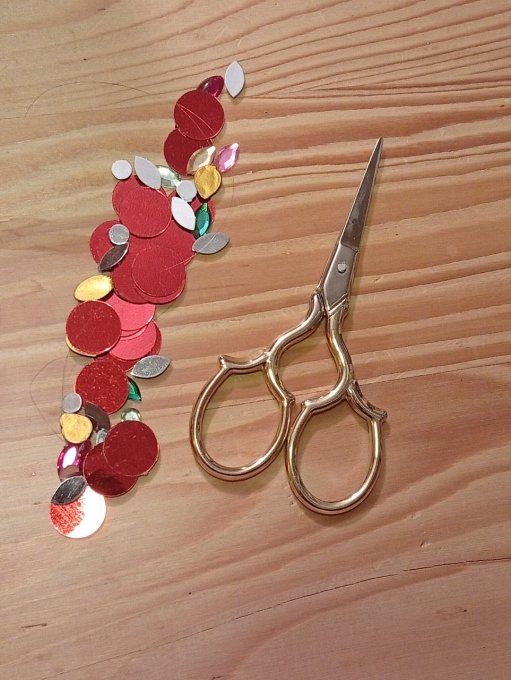 Ciseaux stylisés dorés